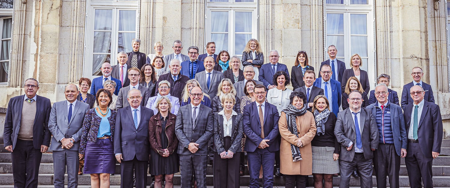 Les élus du Conseil départemental de l'Ain devant l'Hôtel du Département, juillet 2017