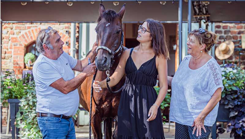 Amanda (au centre) a été élevée par Évelyne et son mari