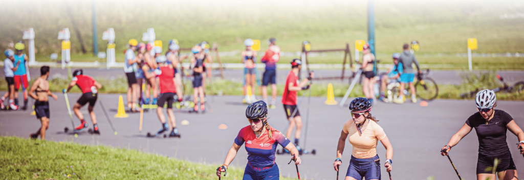 des dizaines de skieurs sur roue dans le Stade de biathlon aux Plans d'Hotonnes labellisé « Sport Adapté » Département de l'AIn