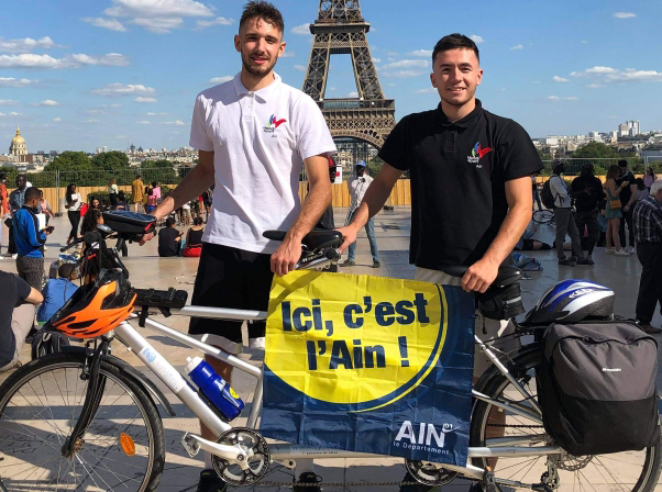 Drapeau Ici c'est l'Ain Martin et Arthur Paris-Amsterdam 2020 en tandem