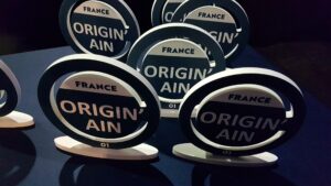 Une table avec plusieurs trophée représentant la marque Origin'Ain