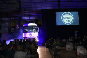 Une cabine de camion avance avec le logo Origin'Ain imprimé