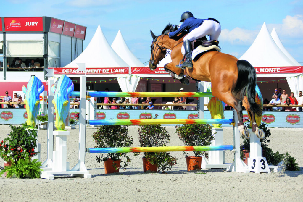 Un cavalier franchi un obstacle lors du Jumping international de Bourg-en-Bresse – Ain