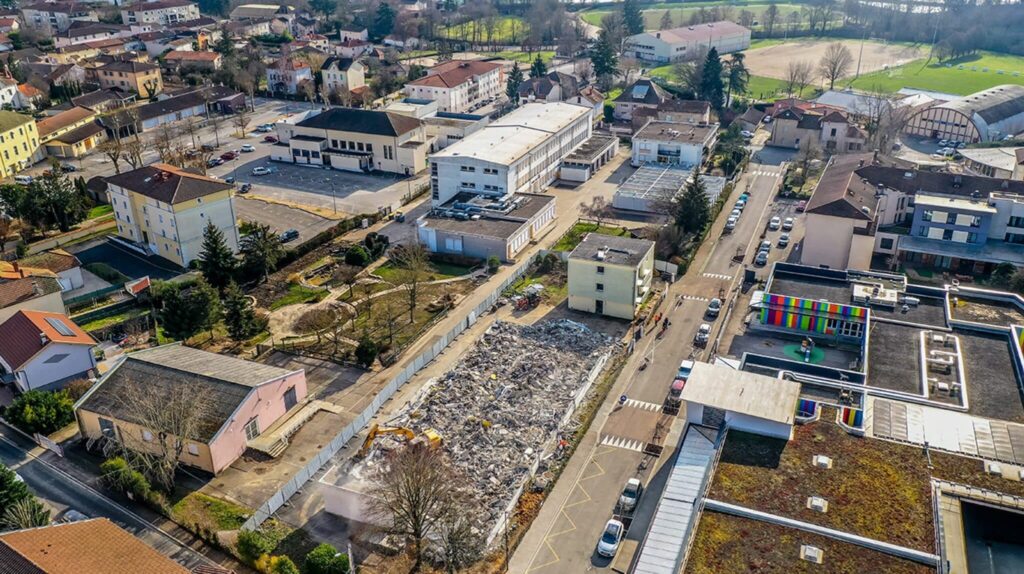 Travaux collège de Villars-les-Dombes après démolition du bâtiment de techno et de l’immeuble de logements février 2023 Ain