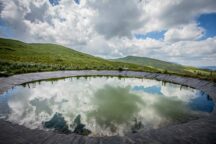 Paysage de l'Alpage de la Chenaillette avec au premier plan, l'un des 2 réservoirs d'eau appelés Goyas dans Montagnes de l'Ain