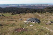 Vue Aérienne du Paysage de l'alpage de la Chenaillette avec le chalet de la Chenaillette rénové