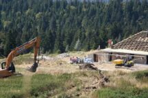 Paysage de l'alpage de la Chenaillette avec le chalet de la Chenaillette en travaux