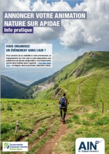 Couverture du guide pratique communiquer-animations nature - photo d'un randonneur sur un petit sentier de montagne
