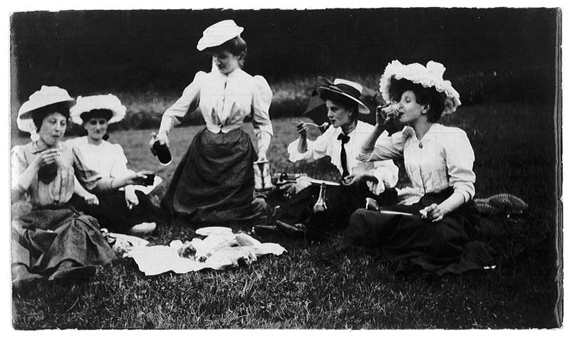 Photos noire et blanc de 1907 montrant 4 femmes qui piquenique à Montréal-la-Cluse