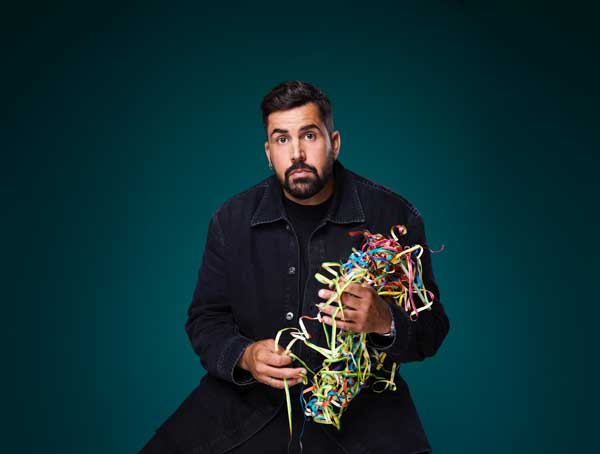 Artus assis tenant des serpentins dans les mains