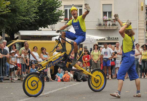 Homme habillé en jaune et bleu sur un vélo avec deux petites routes et un grand cadre