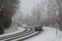 voiture roulant sur une route enneigée de l'Ain