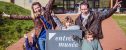 Ouverture des Musées Départementaux 2024 : une famille Aindoise pose joyeusement devant l'ouverture d'un musée.