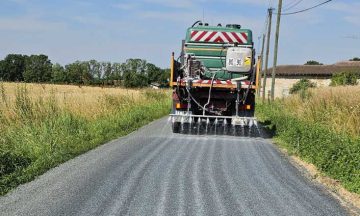Pourquoi certaines routes sont-elles blanches cet été ?