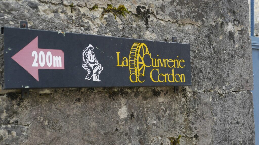 panneau Cerdon cuivrerie vue d'un panneau indiquant la direction à suivre pour atteindre la cuivrerie de Cerdon