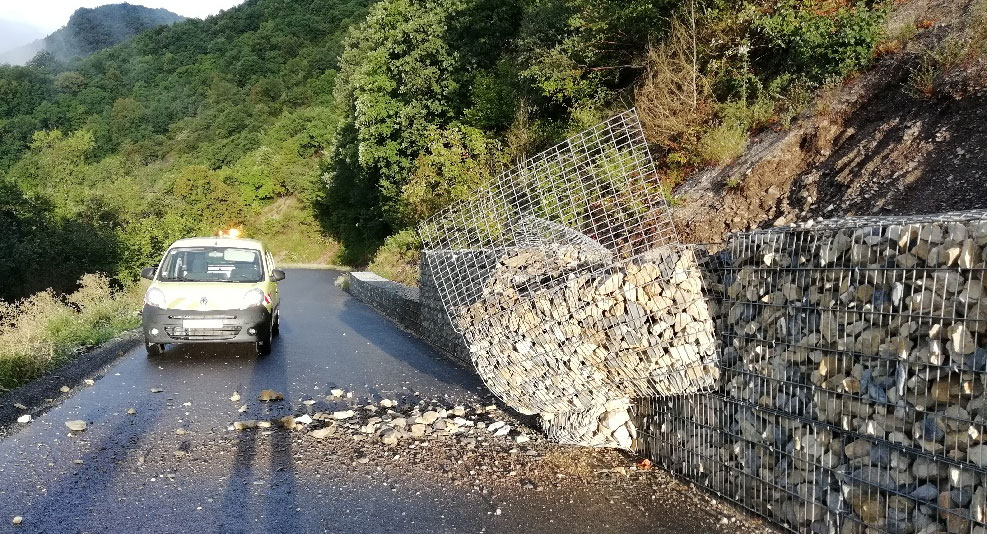 Bloc de pierre défoncé le mur en gabion bloquant la route de la montée du Grand Colombier 2.jpg