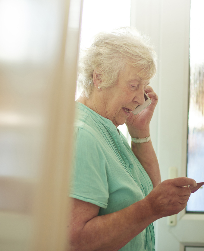 Femme au téléphone Femme au téléphone
