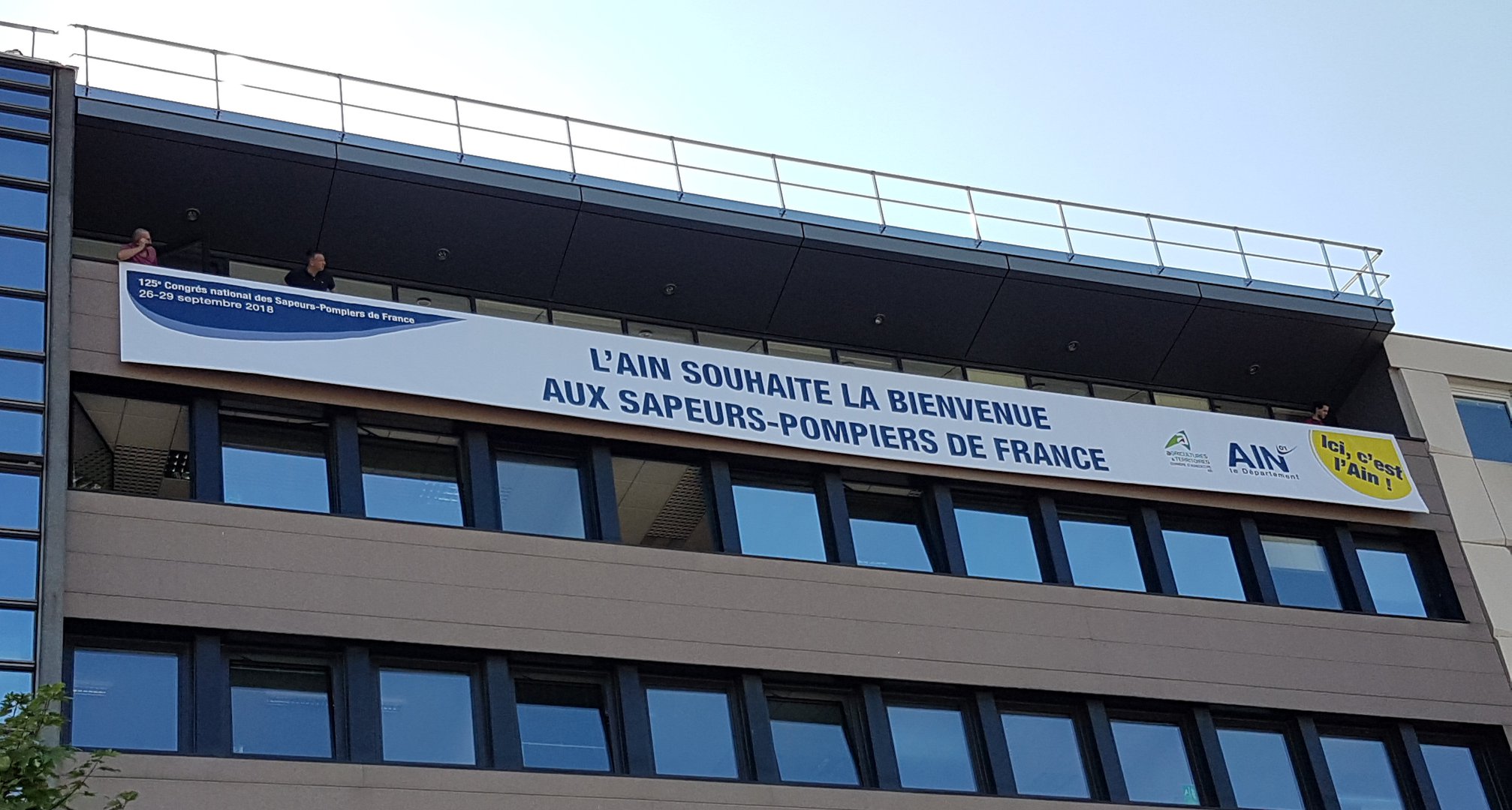 L'Ain souhaite la bienvenue aux sapeurs pompiers de France L'Ain souhaite la bienvenue aux sapeurs pompiers de France, 125e congrès national des sapeurs-pompiers de France
Banderole blanche, maison de l'agriculture de l'Ain