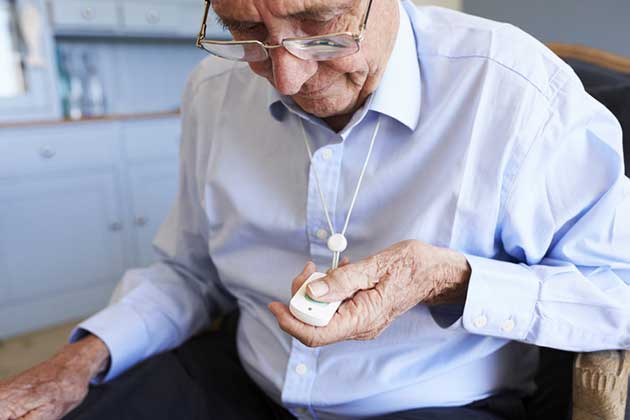 Activités seniors - Équipement de l'habitat et du cadre de vie des seniors de l'Ain Senior avec un appareil d'appel d'urgence automatique autour du coup